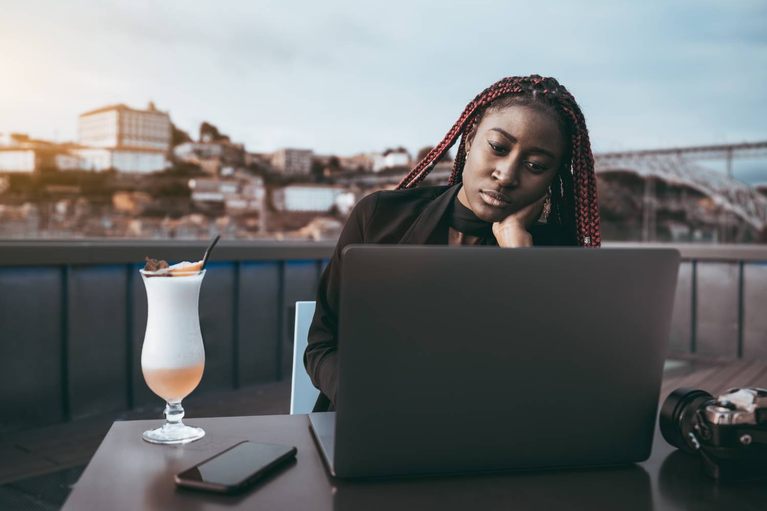Afrikanisches M&auml;dchen arbeitet remote in einem Caf&eacute;