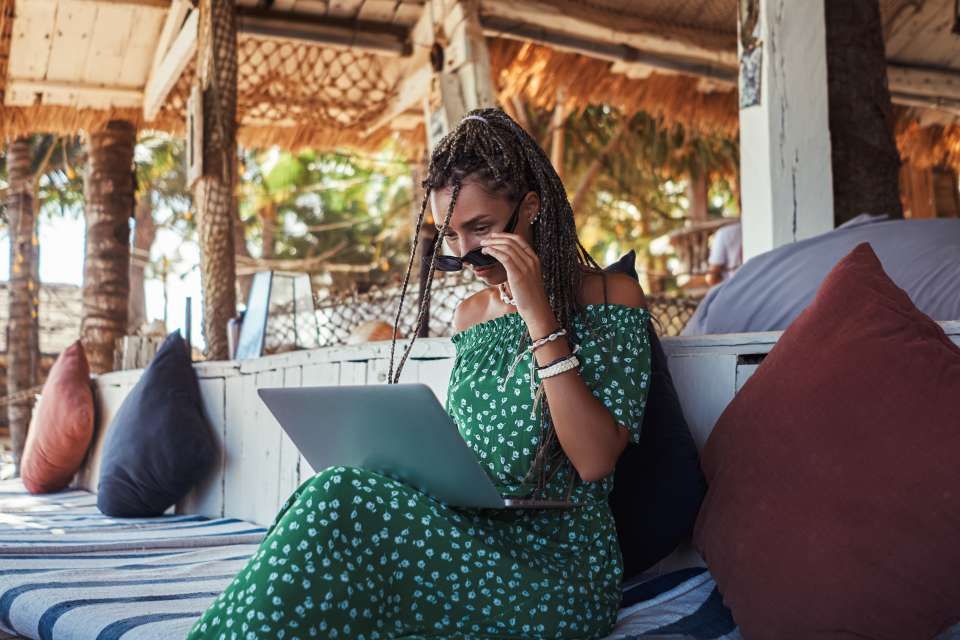 Gesch&auml;ftsfrau sitzt auf Sofa mit ihrem modernen Laptop