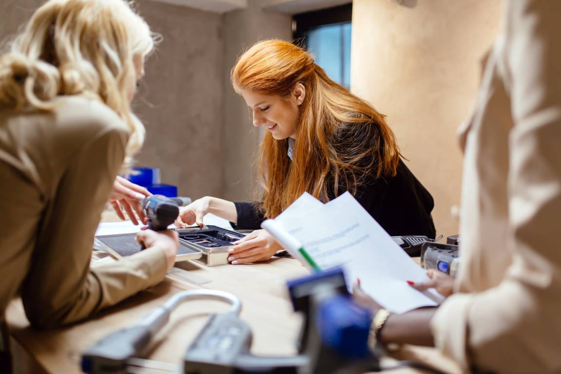 Kreative Frauen arbeiten an einem Projekt