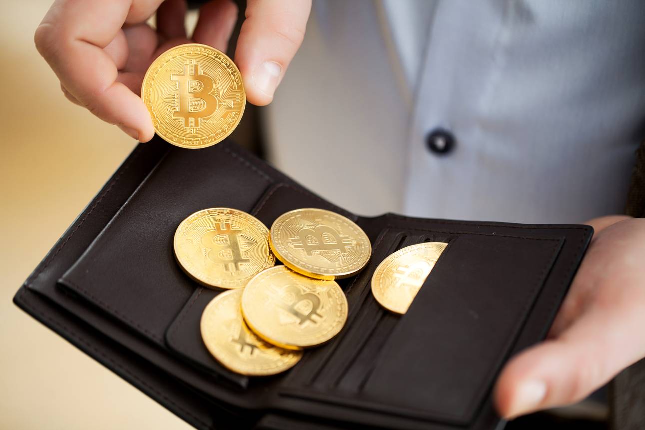 Goldene Bitcoin-M&uuml;nzen in M&auml;nnerh&auml;nden