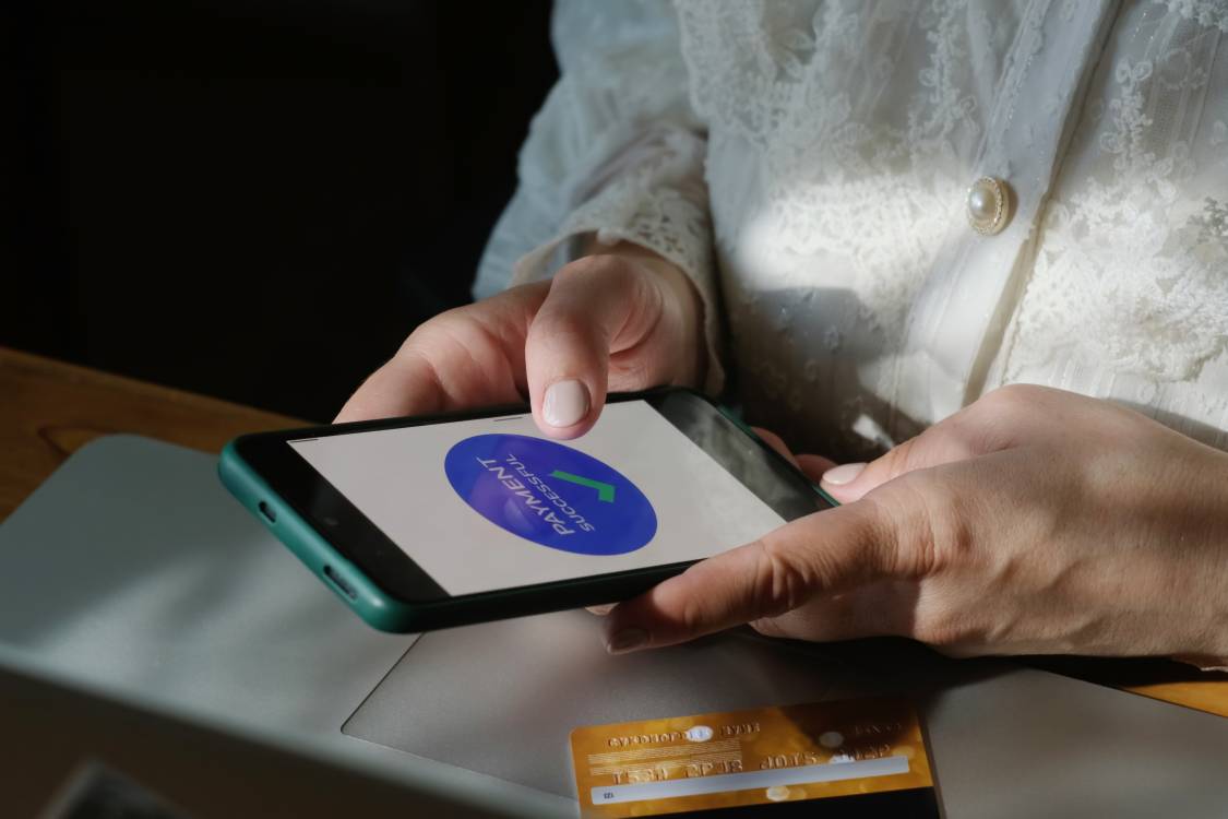 Online-Zahlungen mit Smartphone und Plastikbankkarte t&auml;tigen.